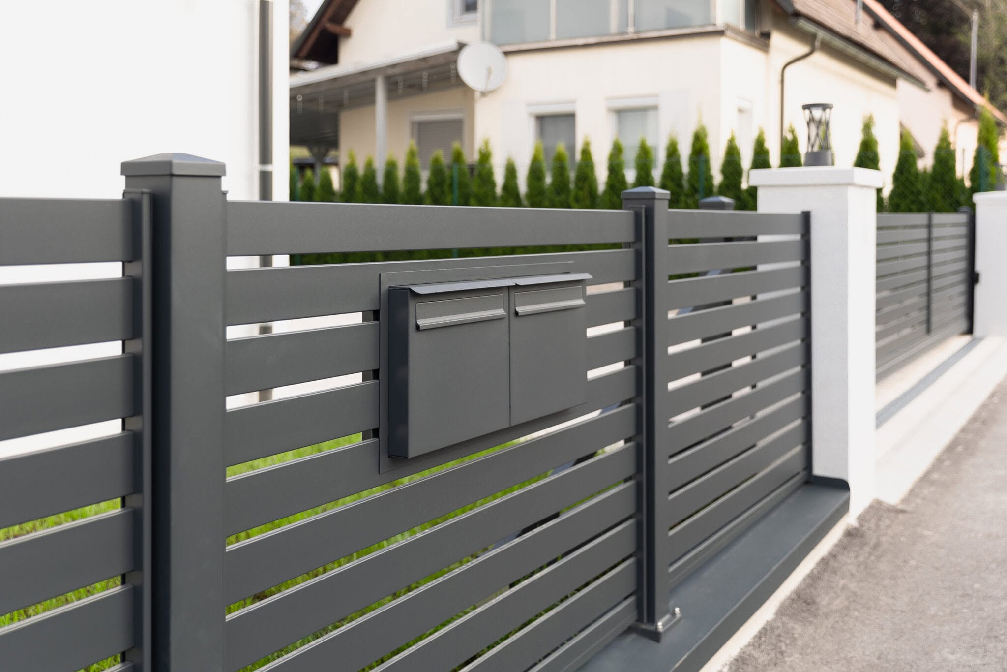 Aluminijska ograda s ugrađenim poštanskim sandučićem